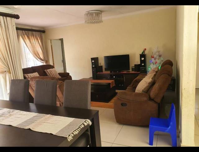 3 BEDROOM HOUSE FOR SALE IN OLIEVENHOUTBOSCH